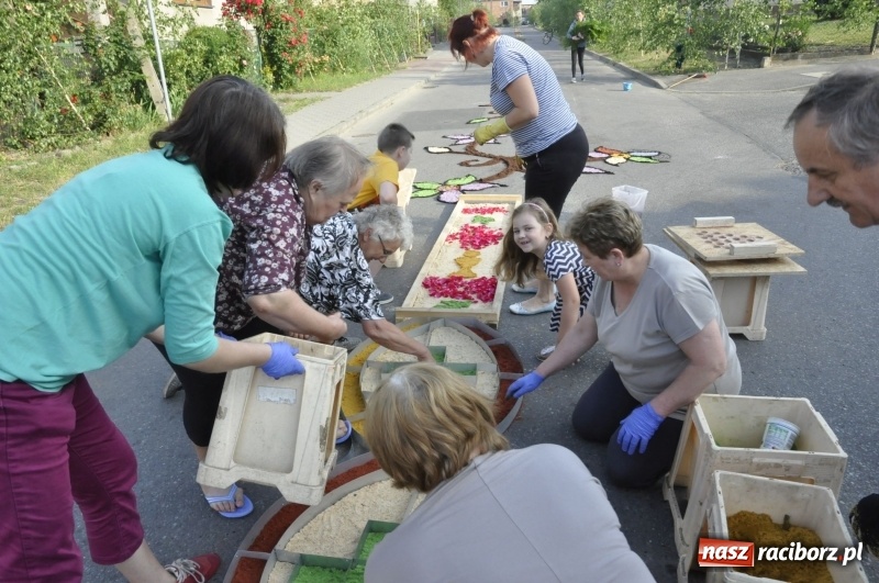 Zdjęcie w galerii na portalu naszraciborz.pl: Od rana cała Raciborszczyzna szykuje się na Boże Ciało  wiadomości z regionu