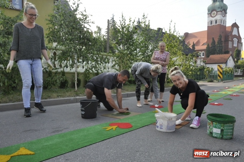 Zdjęcie w galerii na portalu naszraciborz.pl: Od rana cała Raciborszczyzna szykuje się na Boże Ciało  wiadomości z regionu