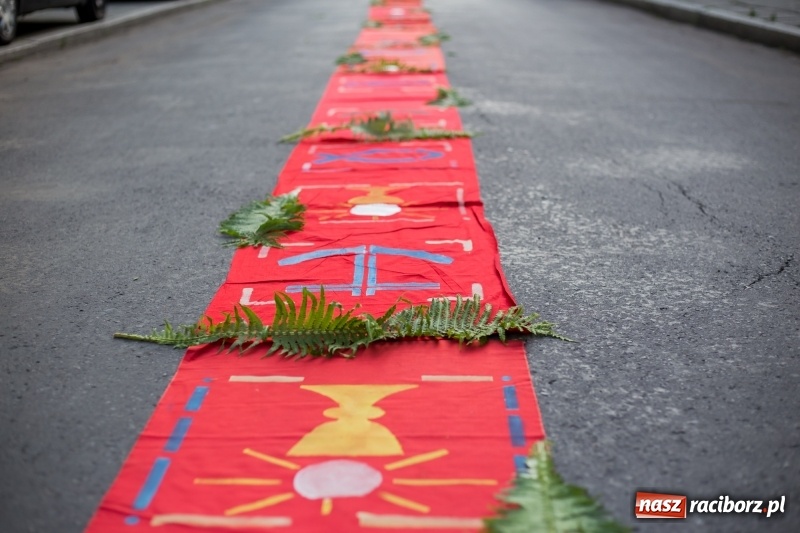 Zdjęcie w galerii na portalu naszraciborz.pl: Od rana cała Raciborszczyzna szykuje się na Boże Ciało  wiadomości z regionu