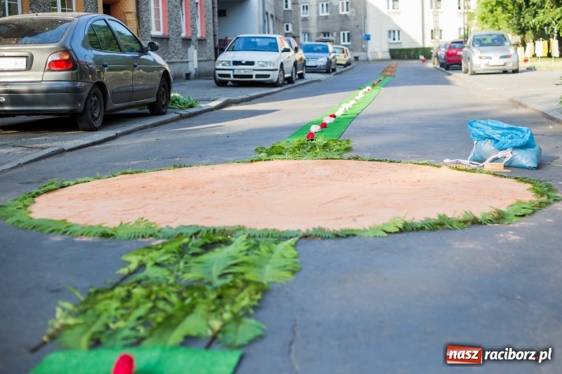 Zdjęcie w galerii na portalu naszraciborz.pl: Od rana cała Raciborszczyzna szykuje się na Boże Ciało  wiadomości z regionu