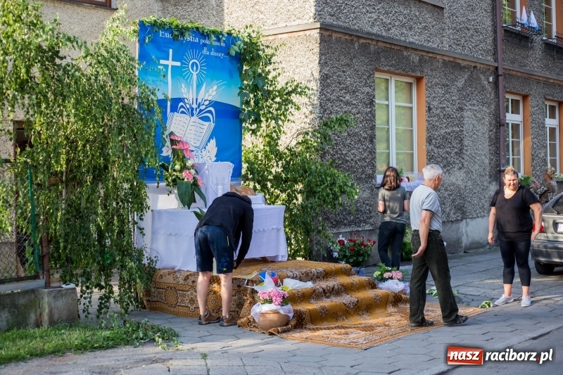 Zdjęcie w galerii na portalu naszraciborz.pl: Od rana cała Raciborszczyzna szykuje się na Boże Ciało  wiadomości z regionu