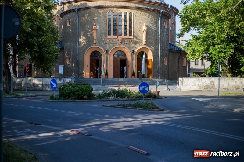 Zdjęcie w galerii na portalu naszraciborz.pl: Od rana cała Raciborszczyzna szykuje się na Boże Ciało  wiadomości z regionu