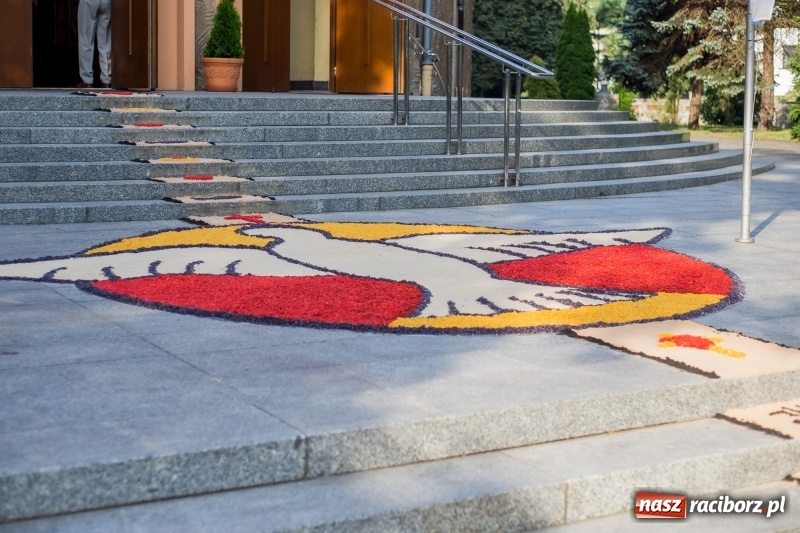 Zdjęcie w galerii na portalu naszraciborz.pl: Od rana cała Raciborszczyzna szykuje się na Boże Ciało  wiadomości z regionu