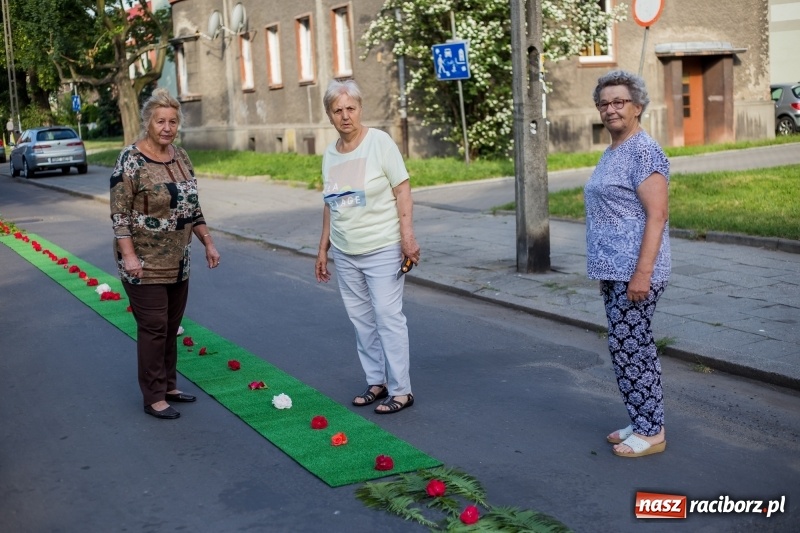 Zdjęcie w galerii na portalu naszraciborz.pl: Od rana cała Raciborszczyzna szykuje się na Boże Ciało  wiadomości z regionu