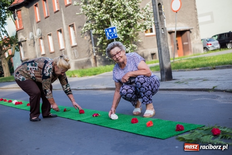 Zdjęcie w galerii na portalu naszraciborz.pl: Od rana cała Raciborszczyzna szykuje się na Boże Ciało  wiadomości z regionu