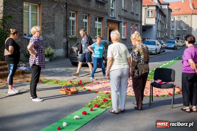 Zdjęcie w galerii na portalu naszraciborz.pl: Od rana cała Raciborszczyzna szykuje się na Boże Ciało  wiadomości z regionu