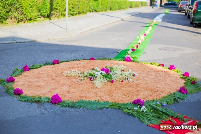 Zdjęcie w galerii na portalu naszraciborz.pl: Od rana cała Raciborszczyzna szykuje się na Boże Ciało  wiadomości z regionu