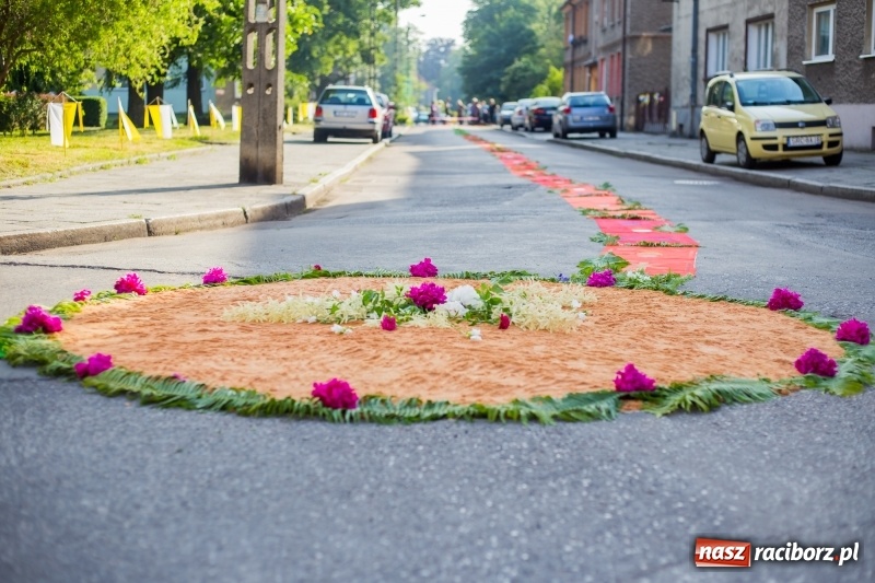 Zdjęcie w galerii na portalu naszraciborz.pl: Od rana cała Raciborszczyzna szykuje się na Boże Ciało  wiadomości z regionu