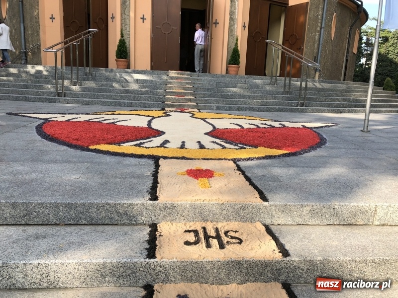 Zdjęcie w galerii na portalu naszraciborz.pl: Od rana cała Raciborszczyzna szykuje się na Boże Ciało  wiadomości z regionu