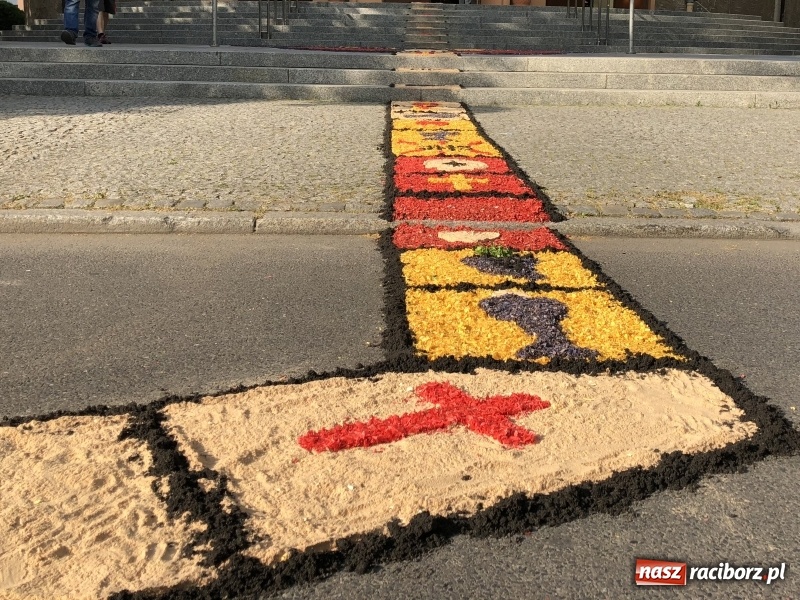 Zdjęcie w galerii na portalu naszraciborz.pl: Od rana cała Raciborszczyzna szykuje się na Boże Ciało  wiadomości z regionu