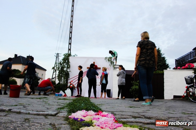 Zdjęcie w galerii na portalu naszraciborz.pl: Od rana cała Raciborszczyzna szykuje się na Boże Ciało  wiadomości z regionu