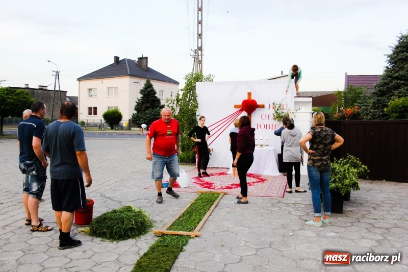 Zdjęcie w galerii na portalu naszraciborz.pl: Od rana cała Raciborszczyzna szykuje się na Boże Ciało  wiadomości z regionu