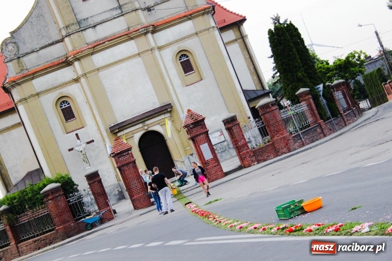 Zdjęcie w galerii na portalu naszraciborz.pl: Od rana cała Raciborszczyzna szykuje się na Boże Ciało  wiadomości z regionu