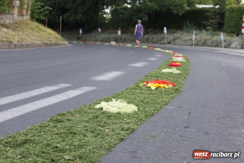 Zdjęcie w galerii na portalu naszraciborz.pl: Od rana cała Raciborszczyzna szykuje się na Boże Ciało  wiadomości z regionu