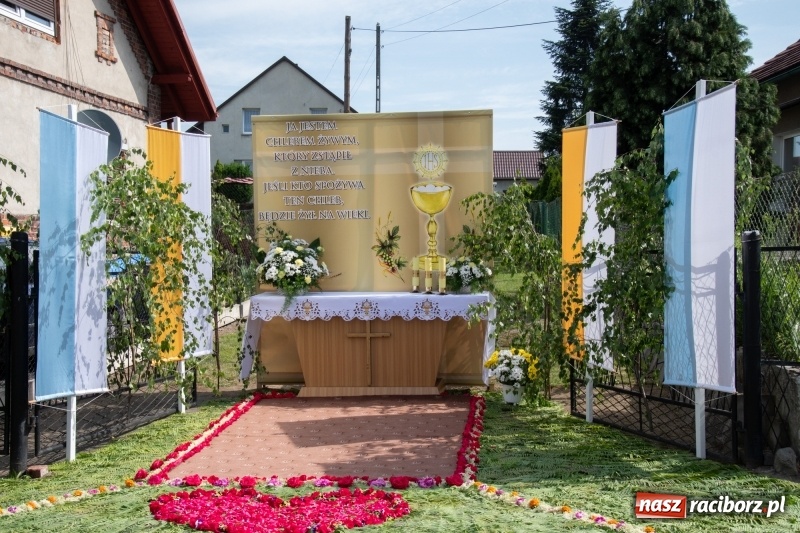 Zdjęcie w galerii na portalu naszraciborz.pl: Boże Ciało w raciborskich parafiach wiadomości z regionu