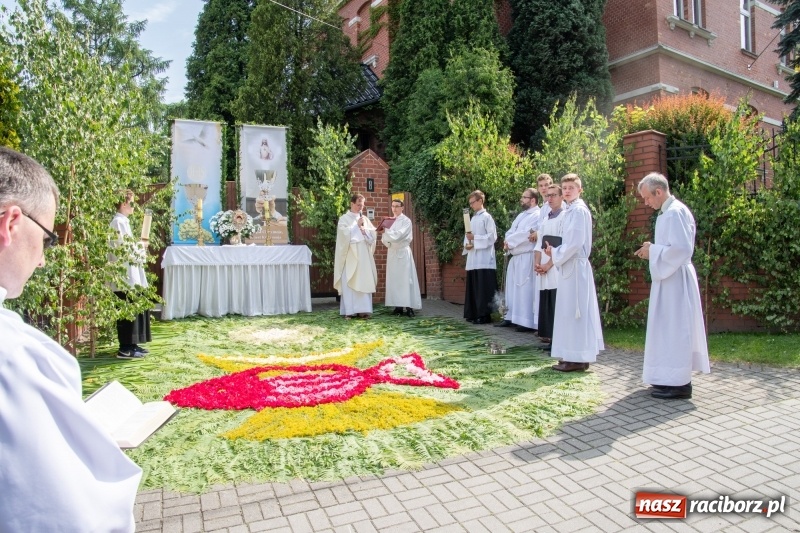 Zdjęcie w galerii na portalu naszraciborz.pl: Boże Ciało w raciborskich parafiach wiadomości z regionu