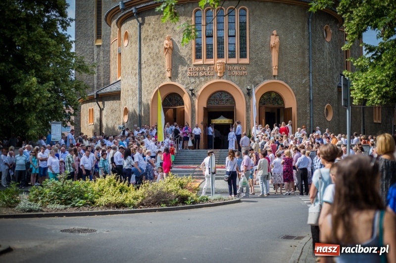 Zdjęcie w galerii na portalu naszraciborz.pl: Tłumy wiernych wzięły udział w procesji Bożego Ciała w parafii NSPJ. FOTO i WIDEO wiadomości z regionu