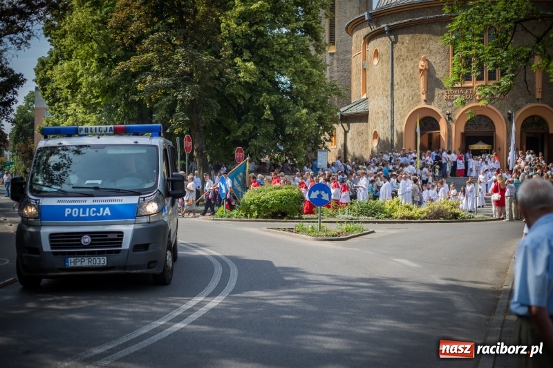 Zdjęcie w galerii na portalu naszraciborz.pl: Tłumy wiernych wzięły udział w procesji Bożego Ciała w parafii NSPJ. FOTO i WIDEO wiadomości z regionu