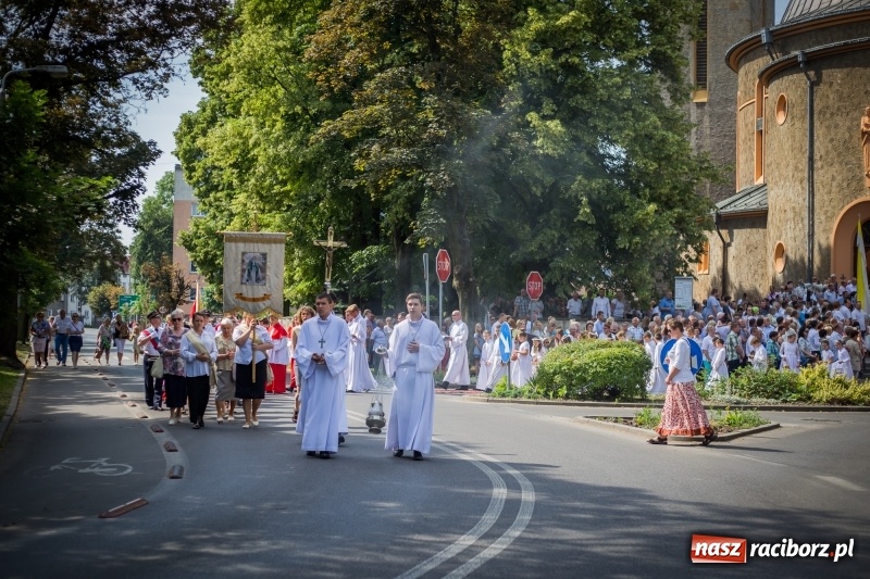 Zdjęcie w galerii na portalu naszraciborz.pl: Tłumy wiernych wzięły udział w procesji Bożego Ciała w parafii NSPJ. FOTO i WIDEO wiadomości z regionu