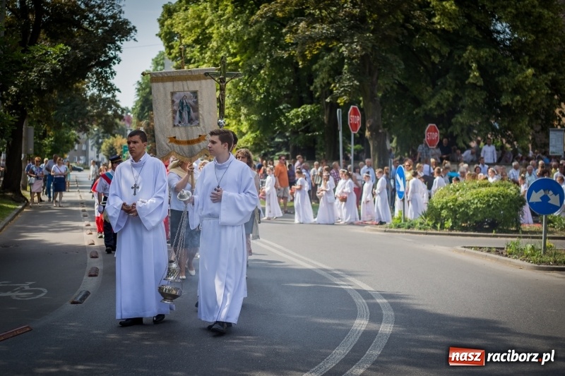 Zdjęcie w galerii na portalu naszraciborz.pl: Tłumy wiernych wzięły udział w procesji Bożego Ciała w parafii NSPJ. FOTO i WIDEO wiadomości z regionu