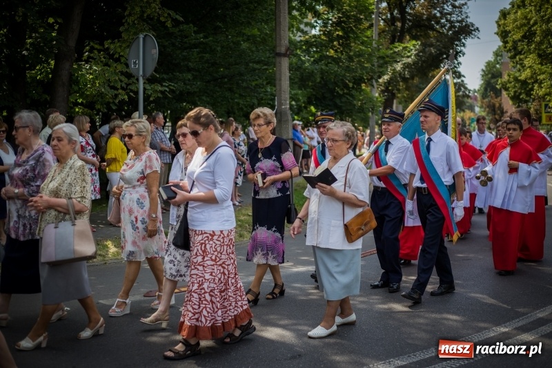 Zdjęcie w galerii na portalu naszraciborz.pl: Tłumy wiernych wzięły udział w procesji Bożego Ciała w parafii NSPJ. FOTO i WIDEO wiadomości z regionu