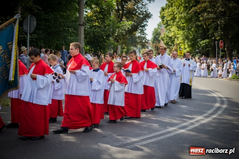 Zdjęcie w galerii na portalu naszraciborz.pl: Tłumy wiernych wzięły udział w procesji Bożego Ciała w parafii NSPJ. FOTO i WIDEO wiadomości z regionu