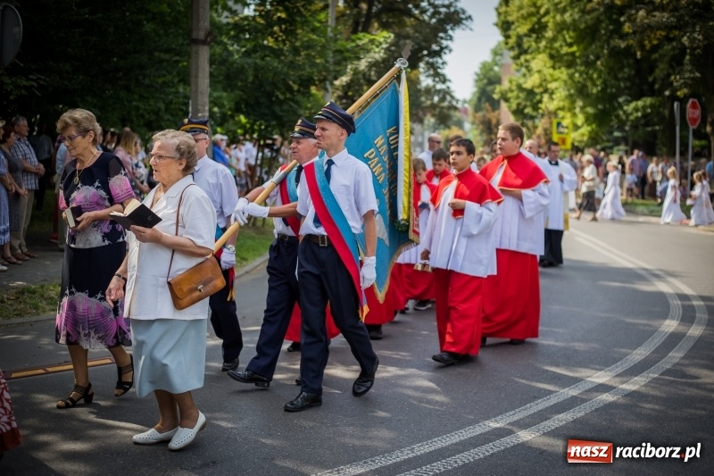 Zdjęcie w galerii na portalu naszraciborz.pl: Tłumy wiernych wzięły udział w procesji Bożego Ciała w parafii NSPJ. FOTO i WIDEO wiadomości z regionu