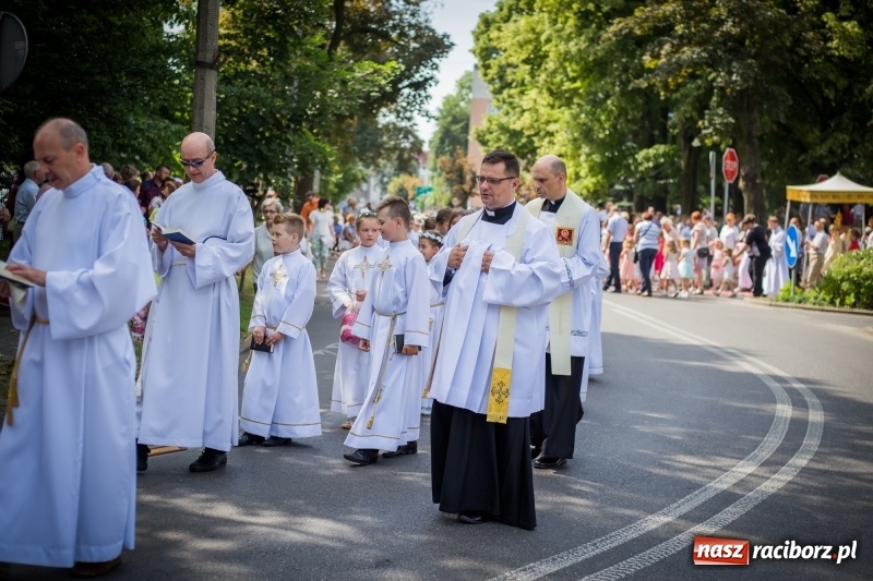 Zdjęcie w galerii na portalu naszraciborz.pl: Tłumy wiernych wzięły udział w procesji Bożego Ciała w parafii NSPJ. FOTO i WIDEO wiadomości z regionu