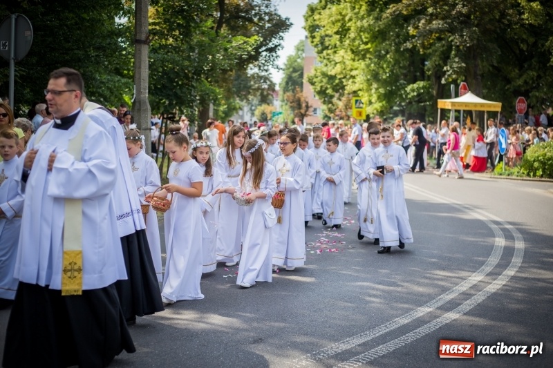 Zdjęcie w galerii na portalu naszraciborz.pl: Tłumy wiernych wzięły udział w procesji Bożego Ciała w parafii NSPJ. FOTO i WIDEO wiadomości z regionu