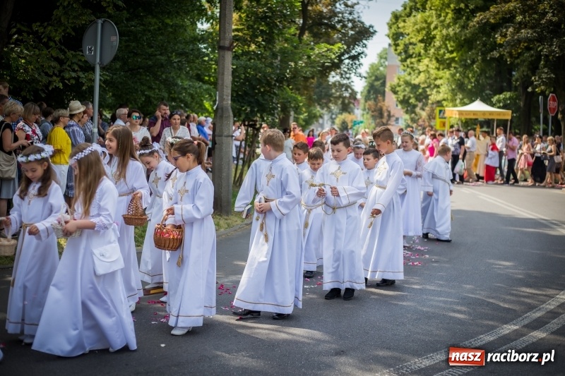 Zdjęcie w galerii na portalu naszraciborz.pl: Tłumy wiernych wzięły udział w procesji Bożego Ciała w parafii NSPJ. FOTO i WIDEO wiadomości z regionu