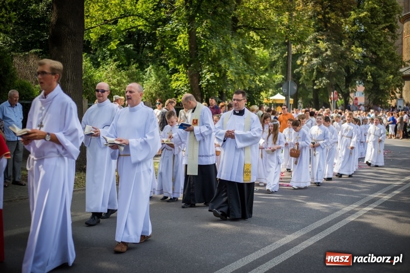 Zdjęcie w galerii na portalu naszraciborz.pl: Tłumy wiernych wzięły udział w procesji Bożego Ciała w parafii NSPJ. FOTO i WIDEO wiadomości z regionu