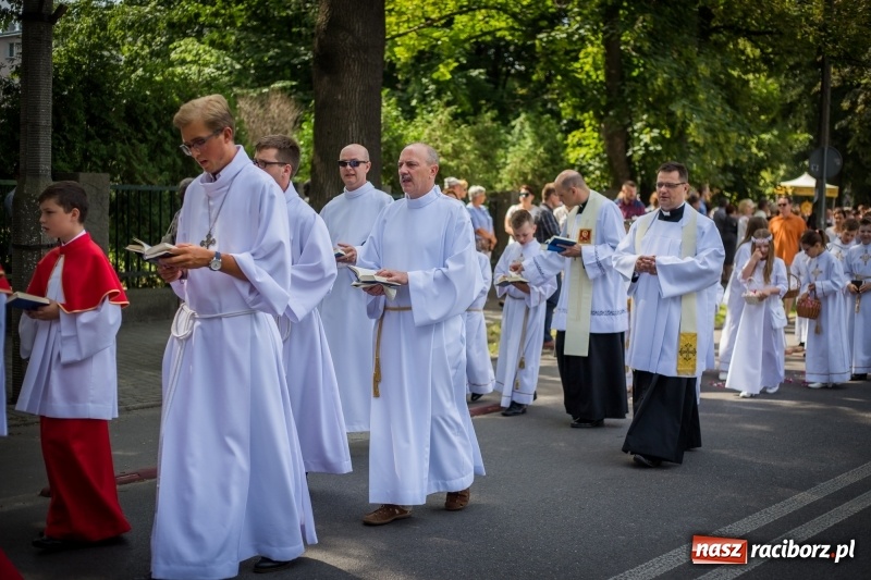 Zdjęcie w galerii na portalu naszraciborz.pl: Tłumy wiernych wzięły udział w procesji Bożego Ciała w parafii NSPJ. FOTO i WIDEO wiadomości z regionu