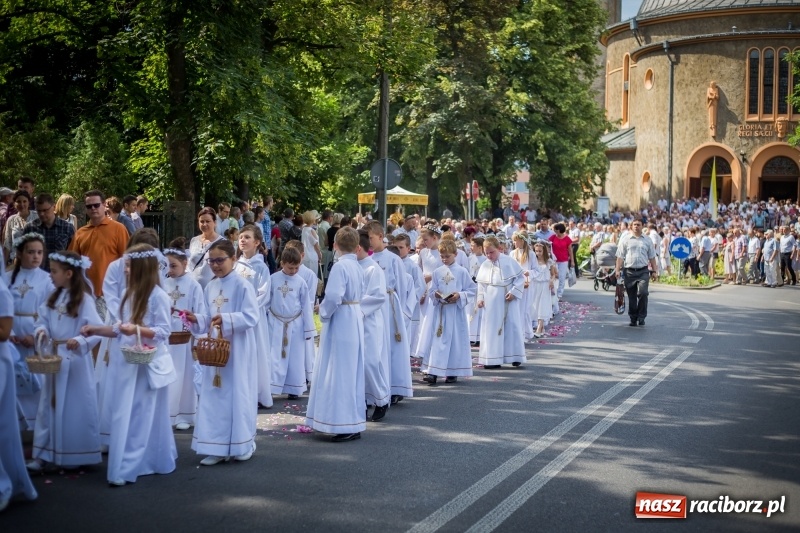Zdjęcie w galerii na portalu naszraciborz.pl: Tłumy wiernych wzięły udział w procesji Bożego Ciała w parafii NSPJ. FOTO i WIDEO wiadomości z regionu