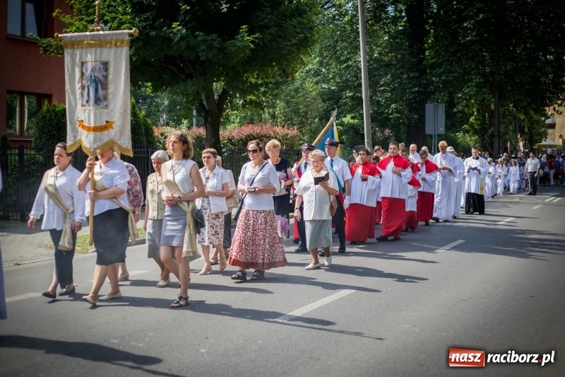 Zdjęcie w galerii na portalu naszraciborz.pl: Tłumy wiernych wzięły udział w procesji Bożego Ciała w parafii NSPJ. FOTO i WIDEO wiadomości z regionu