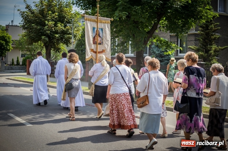 Zdjęcie w galerii na portalu naszraciborz.pl: Tłumy wiernych wzięły udział w procesji Bożego Ciała w parafii NSPJ. FOTO i WIDEO wiadomości z regionu