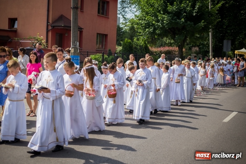 Zdjęcie w galerii na portalu naszraciborz.pl: Tłumy wiernych wzięły udział w procesji Bożego Ciała w parafii NSPJ. FOTO i WIDEO wiadomości z regionu