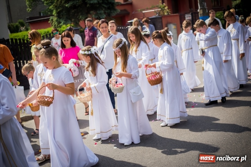 Zdjęcie w galerii na portalu naszraciborz.pl: Tłumy wiernych wzięły udział w procesji Bożego Ciała w parafii NSPJ. FOTO i WIDEO wiadomości z regionu