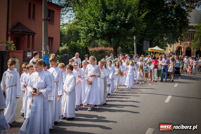 Zdjęcie w galerii na portalu naszraciborz.pl: Tłumy wiernych wzięły udział w procesji Bożego Ciała w parafii NSPJ. FOTO i WIDEO wiadomości z regionu
