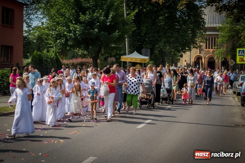 Zdjęcie w galerii na portalu naszraciborz.pl: Tłumy wiernych wzięły udział w procesji Bożego Ciała w parafii NSPJ. FOTO i WIDEO wiadomości z regionu