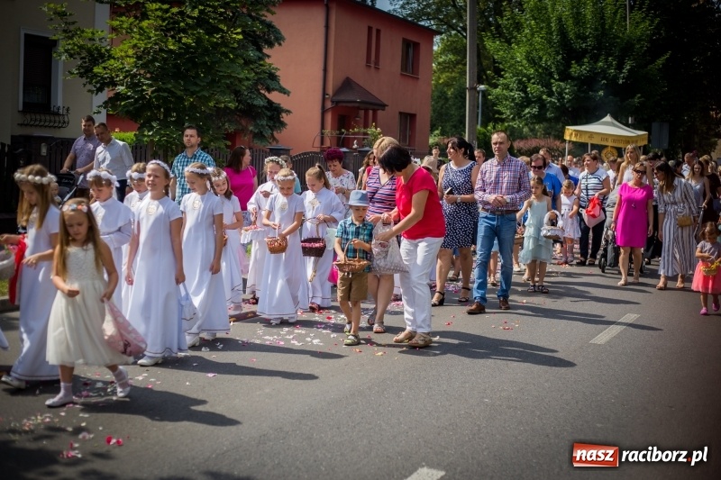 Zdjęcie w galerii na portalu naszraciborz.pl: Tłumy wiernych wzięły udział w procesji Bożego Ciała w parafii NSPJ. FOTO i WIDEO wiadomości z regionu