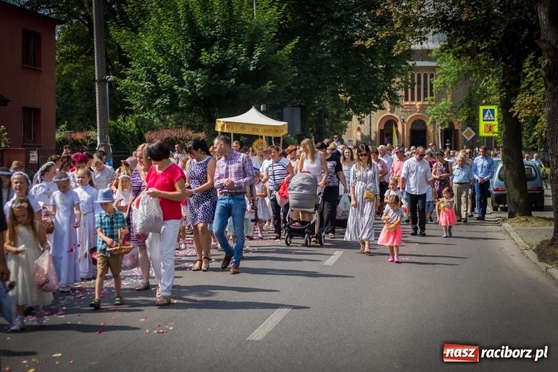 Zdjęcie w galerii na portalu naszraciborz.pl: Tłumy wiernych wzięły udział w procesji Bożego Ciała w parafii NSPJ. FOTO i WIDEO wiadomości z regionu