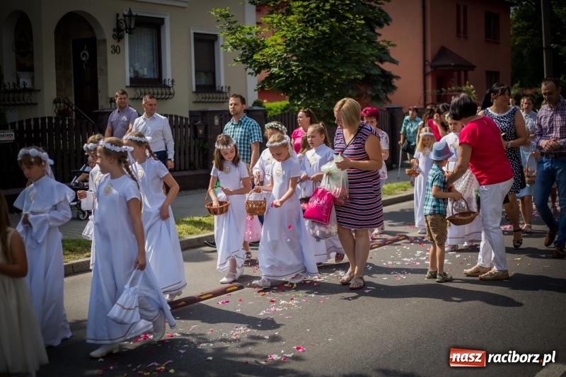 Zdjęcie w galerii na portalu naszraciborz.pl: Tłumy wiernych wzięły udział w procesji Bożego Ciała w parafii NSPJ. FOTO i WIDEO wiadomości z regionu