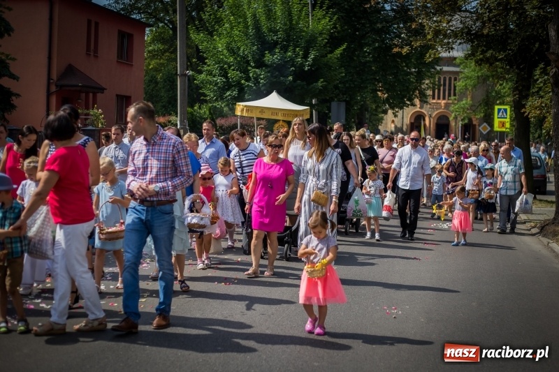 Zdjęcie w galerii na portalu naszraciborz.pl: Tłumy wiernych wzięły udział w procesji Bożego Ciała w parafii NSPJ. FOTO i WIDEO wiadomości z regionu