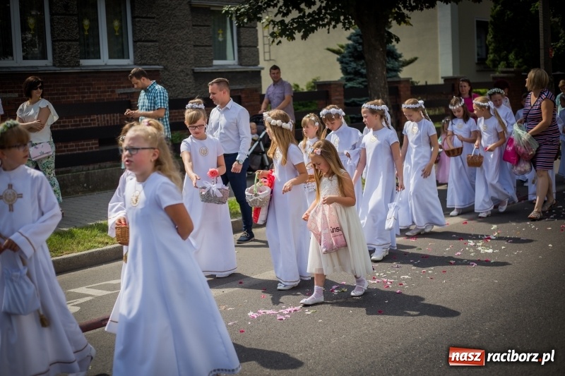 Zdjęcie w galerii na portalu naszraciborz.pl: Tłumy wiernych wzięły udział w procesji Bożego Ciała w parafii NSPJ. FOTO i WIDEO wiadomości z regionu