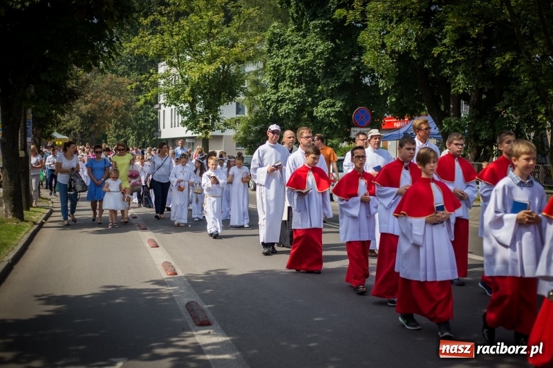 Zdjęcie w galerii na portalu naszraciborz.pl: Tłumy wiernych wzięły udział w procesji Bożego Ciała w parafii NSPJ. FOTO i WIDEO wiadomości z regionu