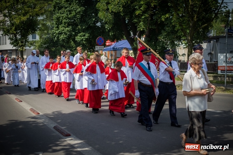 Zdjęcie w galerii na portalu naszraciborz.pl: Tłumy wiernych wzięły udział w procesji Bożego Ciała w parafii NSPJ. FOTO i WIDEO wiadomości z regionu