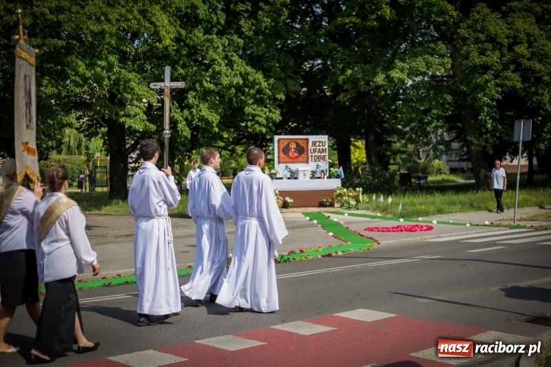 Zdjęcie w galerii na portalu naszraciborz.pl: Tłumy wiernych wzięły udział w procesji Bożego Ciała w parafii NSPJ. FOTO i WIDEO wiadomości z regionu