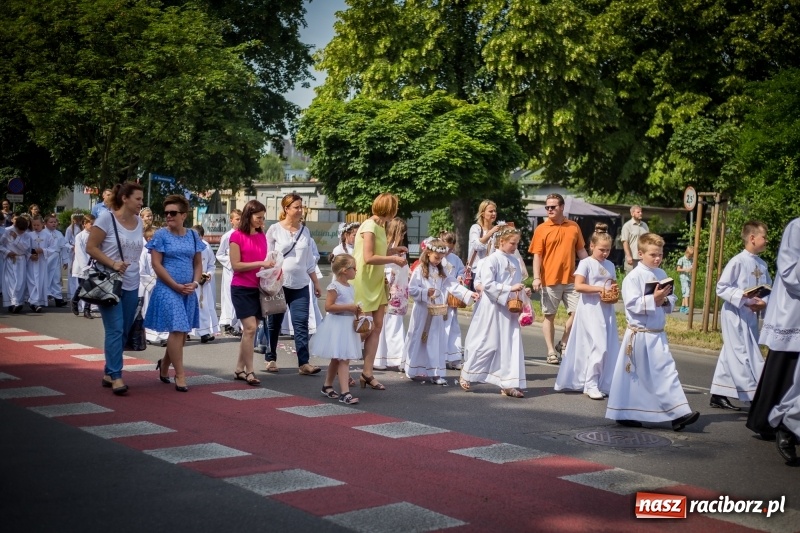 Zdjęcie w galerii na portalu naszraciborz.pl: Tłumy wiernych wzięły udział w procesji Bożego Ciała w parafii NSPJ. FOTO i WIDEO wiadomości z regionu