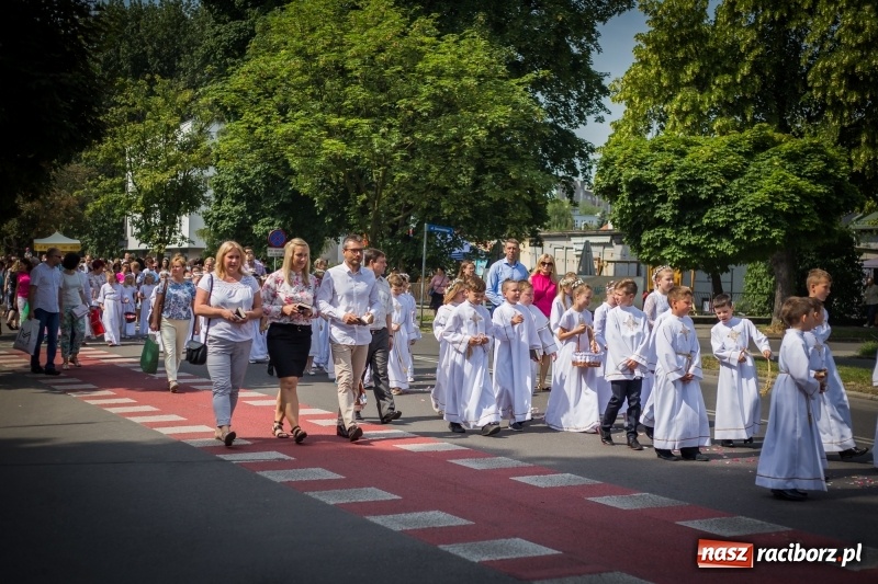 Zdjęcie w galerii na portalu naszraciborz.pl: Tłumy wiernych wzięły udział w procesji Bożego Ciała w parafii NSPJ. FOTO i WIDEO wiadomości z regionu
