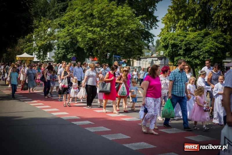 Zdjęcie w galerii na portalu naszraciborz.pl: Tłumy wiernych wzięły udział w procesji Bożego Ciała w parafii NSPJ. FOTO i WIDEO wiadomości z regionu